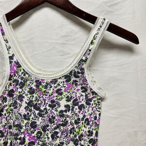 Kirra Floral‎ Ribbed Tank Top Womens Medium Purple White Lace Trim Scoop Neck